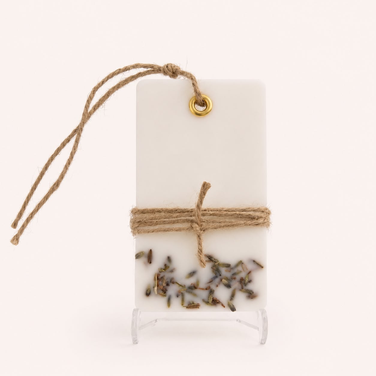 Ambientador de roupeiro em forma de etiqueta com lavanda natural, fio de juta e ilhó dourado