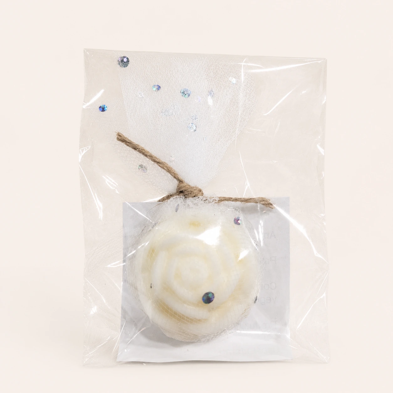 Ambientador de gaveta em forma de rosa em cera de soja, embalado em tule decorativo