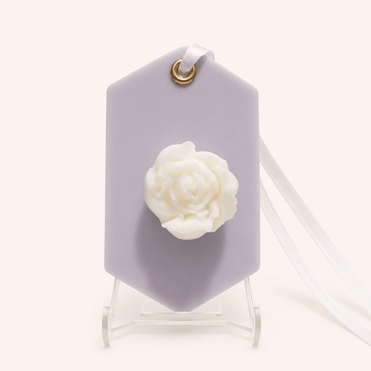Ambientador de roupeiro hexagonal lilás com rosa branca e fita, aroma Lavanda & Jasmim