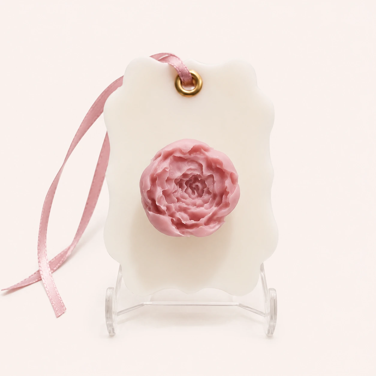 Ambientador de cera de soja: placa creme com peónia rosa em relevo e fita de cetim.