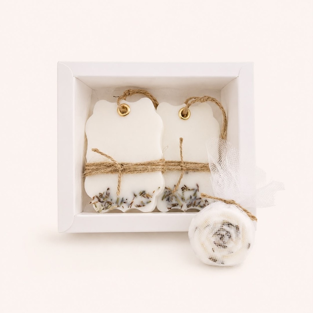 Caixa de oferta com etiquetas de lavanda e saquinho de rosa em cera de soja