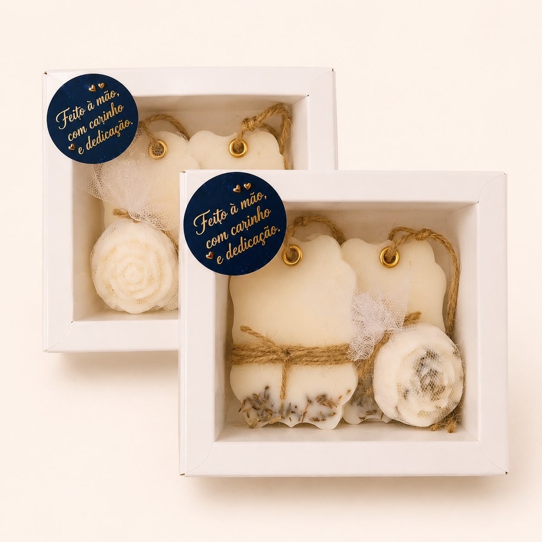 Duas caixas de oferta cheias com ambientadores e saquinhos de cera de soja