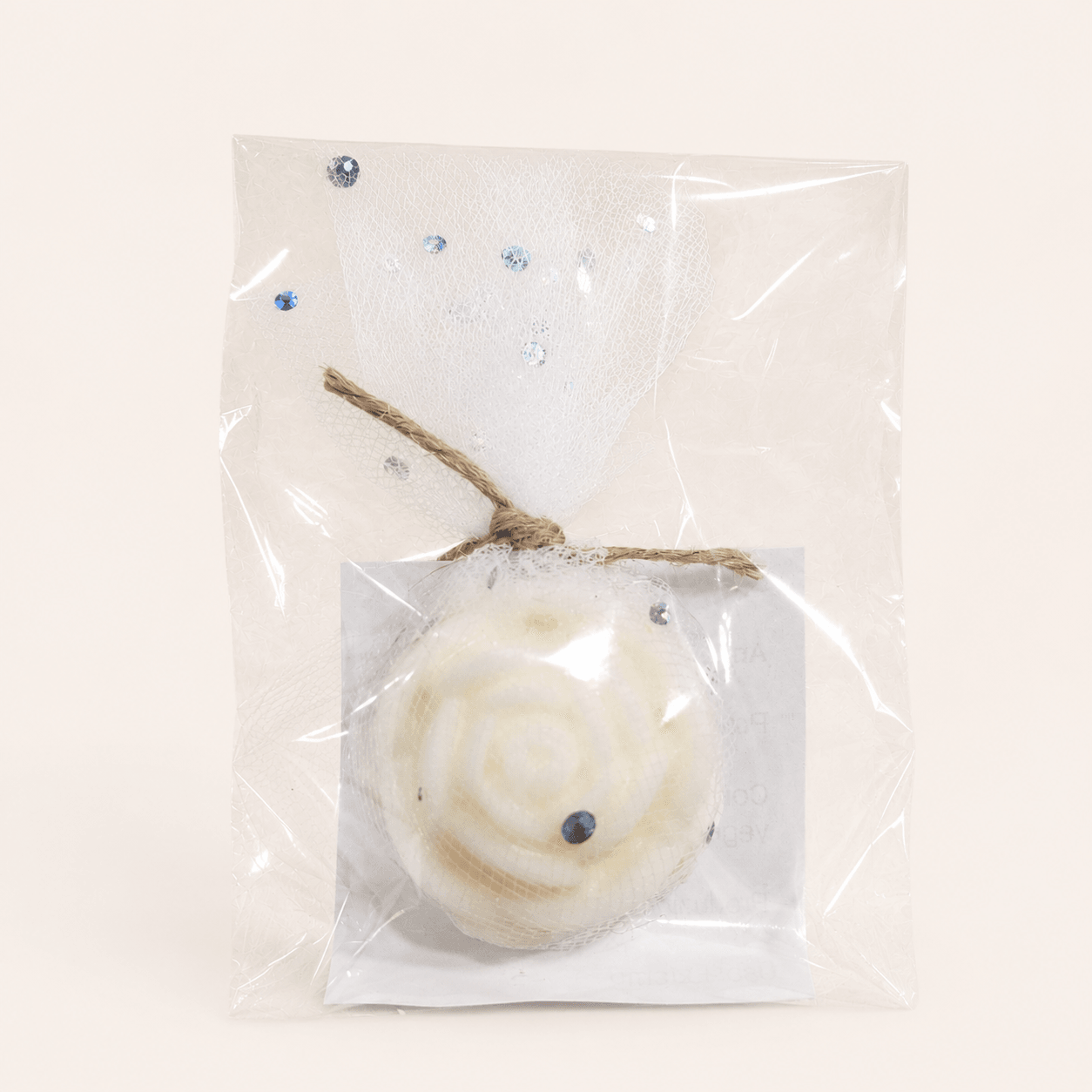 Ambientador de gaveta em forma de rosa em cera de soja, embalado em tule decorativo